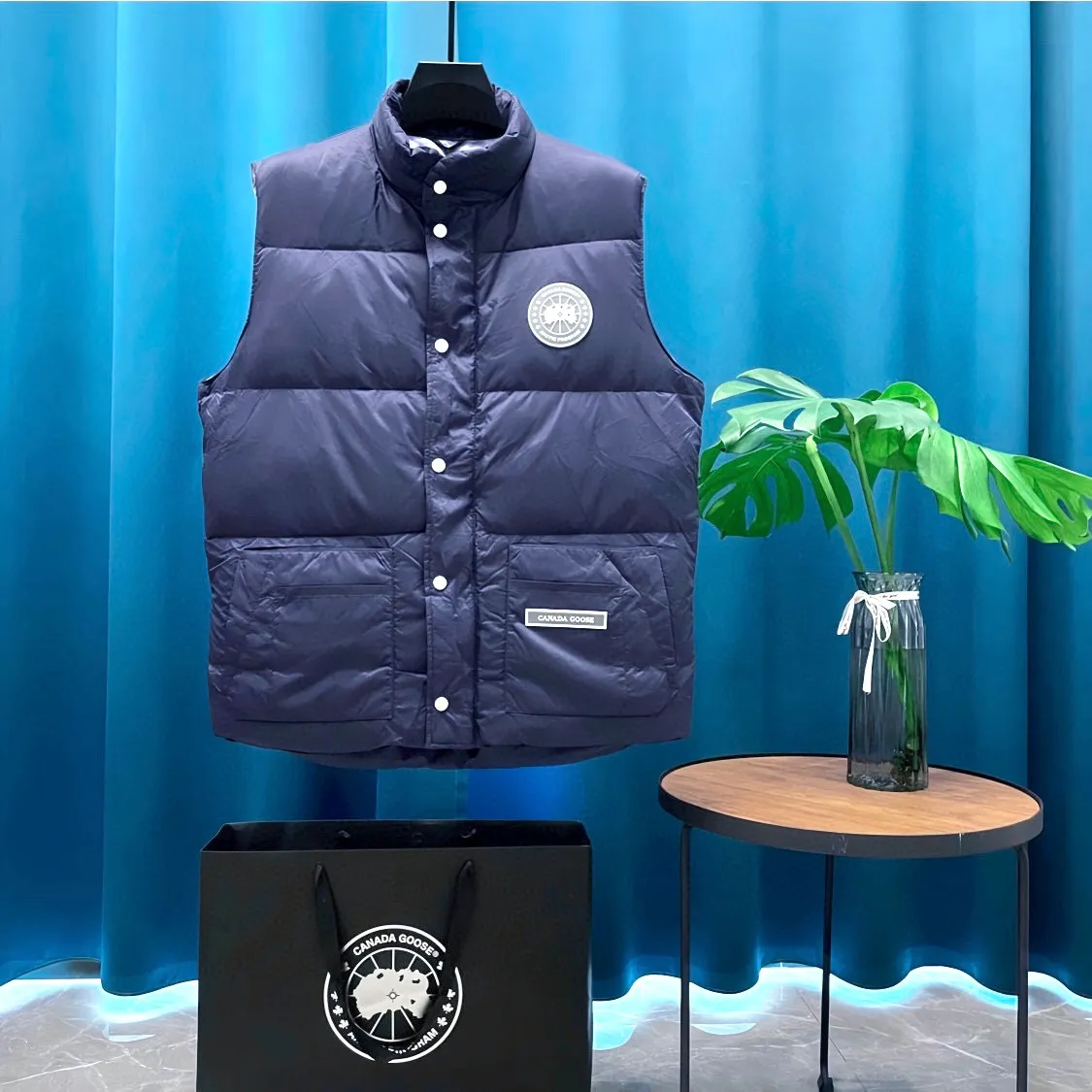 P440 Canadagoose ➡️ Canada 🦢 Glacier Series 💥 Down Vest, look good with it ❗️ Canada Goose’s new “Northern Lights Series” down vest Canada Goose’s new “Northern Lights” Northern Lights white label down vest is on sale! The light and layered colors give people the feeling of being trapped in the mist around icebergs and glaciers. It can be said to be very dreamy! Material list: 1⃣ Original custom-made double-flat 9500-100% nylon nylon material 2⃣ Original YKK zipper, non-auxiliary factory product 3⃣ National standard 80% white duck down, (zp uses 80% white duck down/everything boasting 90% is fake) Material analysis characteristics: 1⃣ Original factory/9500-100% nylon100% nylon Lurex yarn In fact, 100% nylon is rarely pure nowadays. Most of them are mixed with cotton or polyester. Our top-quality original version is developed in accordance with ZP and uses the same material. 2⃣ As we all know, the original version uses 80% white duck down. The fill power refers to the cubic inches of volume occupied by each ounce (30 grams) of down under certain conditions. If one ounce of down occupies 500 cubic inches, the fill power of the down is 500. So we can simply understand it as: fill power is the volume of down, and the volume of down is fill power. The higher the fill power of down, it means that under the same filling amount, down can fix a larger volume of air layer to keep warm and insulate, so the warmth retention of down is better. Size:XS-2XL